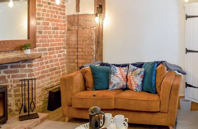 2 bedroom accommodation in Robertsbridge, near Hastings
