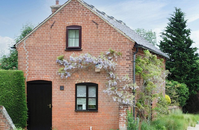 2 bedroom accommodation in Wood Norton