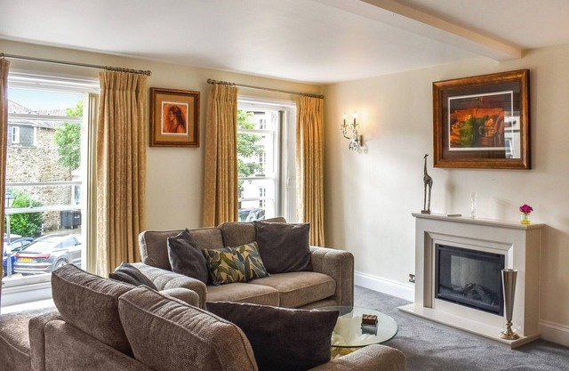 A super stylish and spacious first floor grade II listed apartment in the centre of Tavistock.