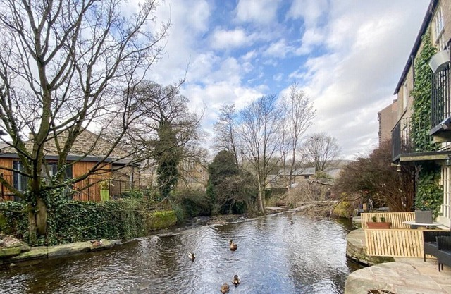 2 bedroom accommodation in Hayfield