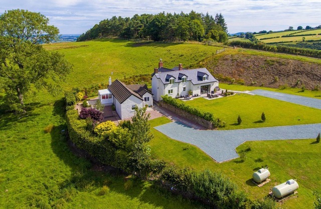 2 bedroom accommodation in Bromlow