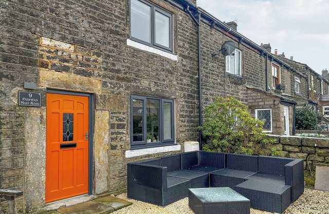 A pretty, two-bedroom house sitting close to numerous trails and the Pennine Way.