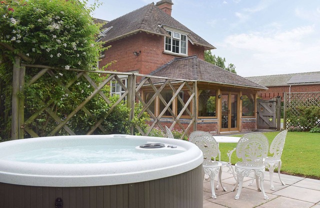 2 bedroom accommodation in Letton