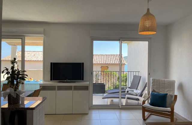 2-bedroom air-conditioned apartment, sea view, beach 500m