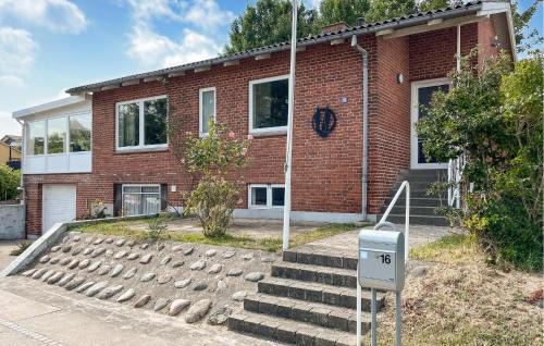 2 Bedroom Amazing Home In Asaa