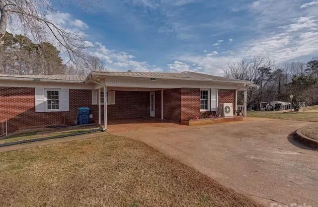 2-bedroom house with WiFi, AC in delightful Forest City