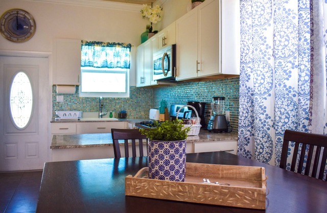 2-bedroom apartment in fantastic Marsh Harbour with AC, WiFi