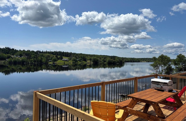 2-bedroom apartment in tranquil Marion Bridge with AC, WiFi