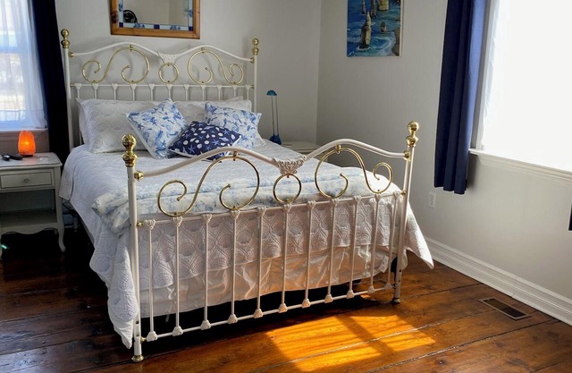 2-bedroom apartment in charming Bridgewater with WiFi, AC. Enjoy your stay