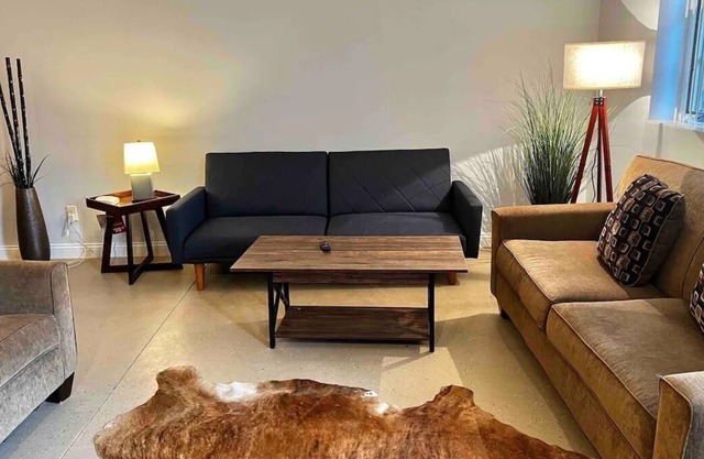 2 bedroom apartment 1 mile from Mississippi!