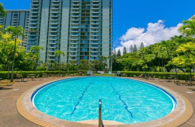 2 Bedroom Apartment Full Furnished in Downtown Honolulu w/ Pool