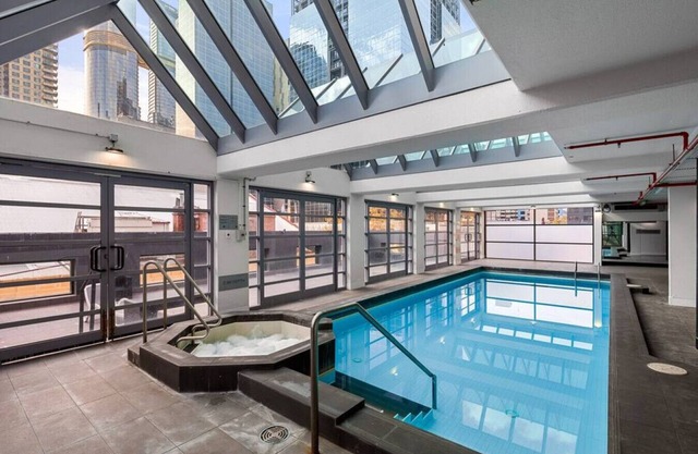 2-Bedroom Apartment in Paris End of Melbourne CBD