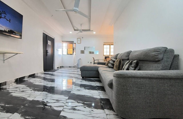 2-bedroom apartment in Accra with fitness room, WiFi, AC with a balcony views