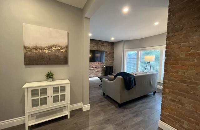 2 bedroom apartment in Windsor