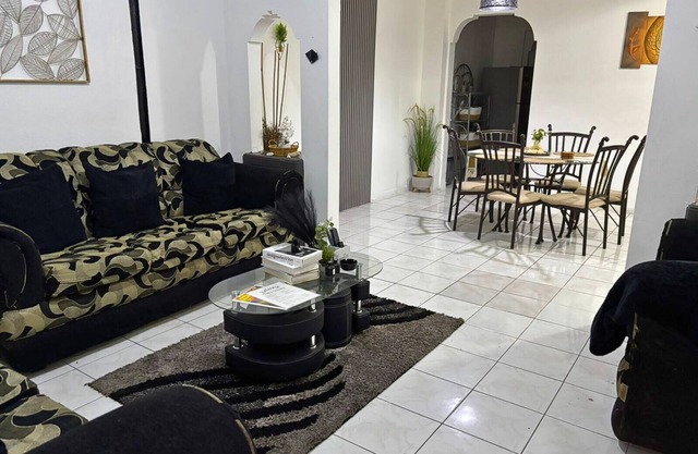 2-bedroom apartment in delightful Kingston with AC, fitness room