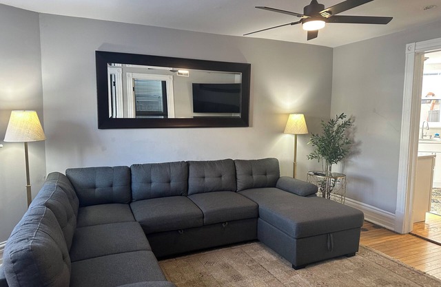 2-bedroom apartment just 2 minutes drive to Wrigley Field