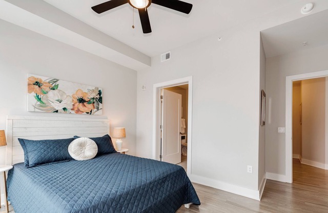 2 Bedroom apartment NO BALCONY near Convention Center Pet Friendly