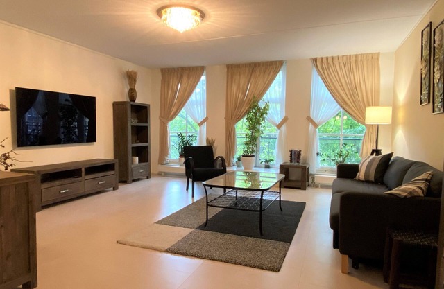 2 bedroom apartment overlooking the Amsterdam canals