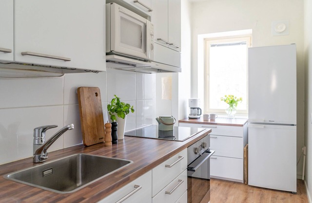 2-Bedroom apartment Steps from the Metro