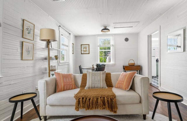 2 Bedroom Apartment - 3 Blocks to King Street