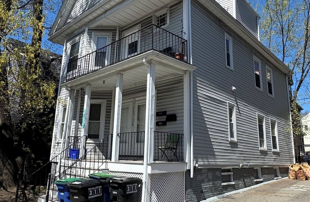 2-bedroom apartment in fabulous Somerville with AC, WiFi and off street parking
