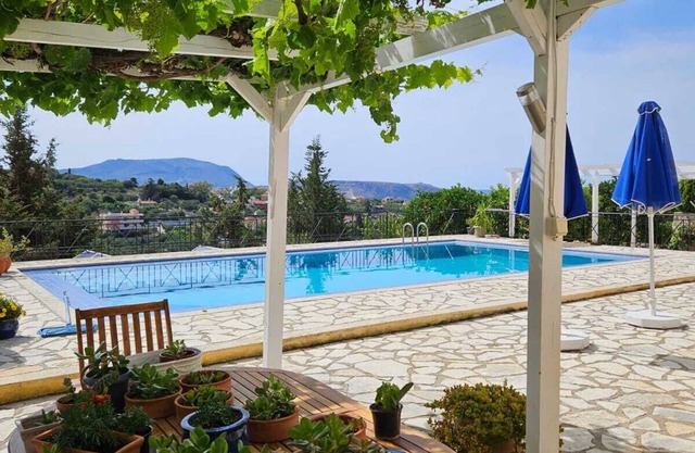 2-bedroom apartment with large private pool in Tsivaras. Close to the beach.