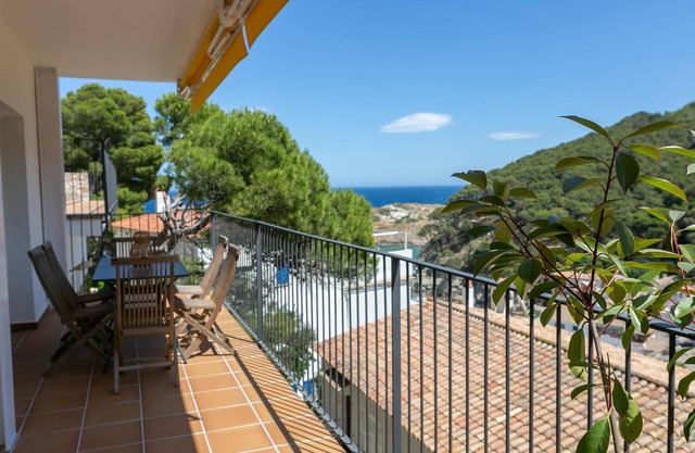 2 bedroom apartment with sea views & terrace, 2 minutes walking to Sa Tuna in Begur (H44)