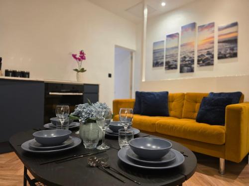 2 Bedroom Apartments Near Anfield Stadium - Sleeps 4 per Flat