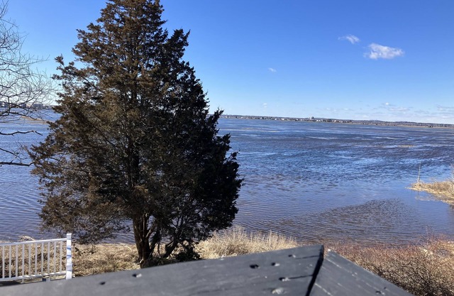 2-Bedroom Apt Sleeps 7! - 1/4 mile to Beach!