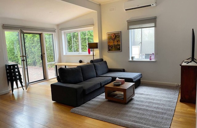 2 bedroom Art Deco Light filled Home!