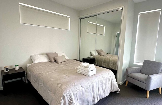 2 Bedroom Apt with Views/Shops/ Parking/ Garden City