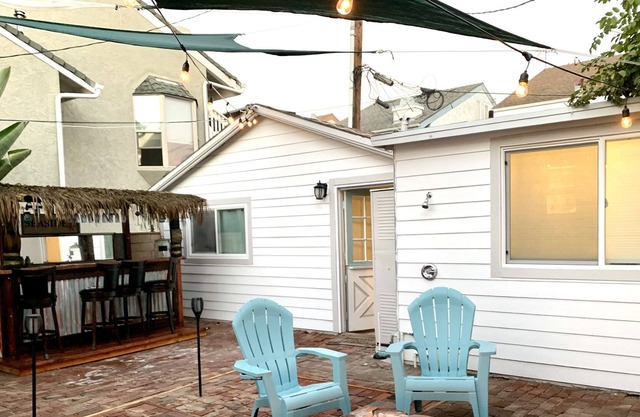 2 bedroom beach cottage with a yard including bikes, firepit