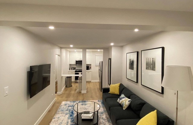 2 Bedroom Beauty! Located on the Lakeshore in Port Credit, Mississauga.