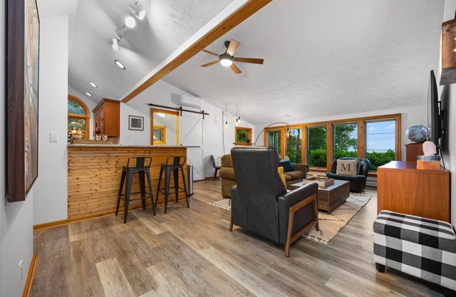 2 Bedroom Carriage House with view of Suttons Bay