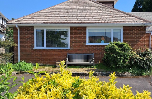 2 bedroom chalet bungalow, short drive to The New Forest and Bournemouth beaches