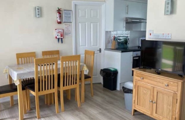 2 Bedroom Chalet, Family Friendly Holiday Park, A short Stroll from the Beach