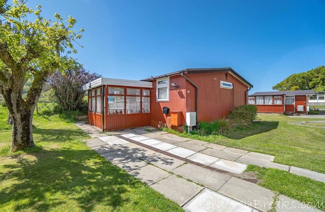 Chalet de 2 habitaciones, capacidad para 4 personas, se aceptan mascotas, ubicación tranquila y relajante