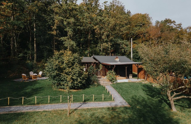 2-bedroom chalet with outdoor spa, pétanque court & children cabin in Ardennes