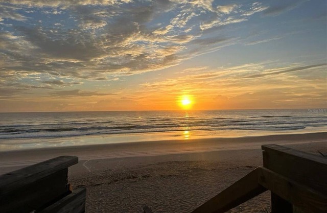 2-bedroom condo in terrific New Smyrna Beach with fitness room, AC