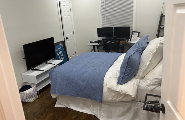 2 bedroom condo in the heart of Charlotte. 1 guest room and living room