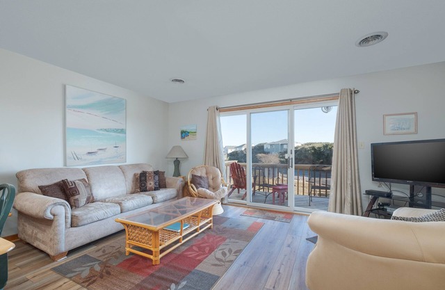 2 bedroom condo with WiFi, outdoor shower, and access to Georgetown Sands community pool and tennis