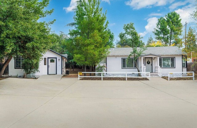 2-bedroom cottage just 7 minutes from Viejas Casino