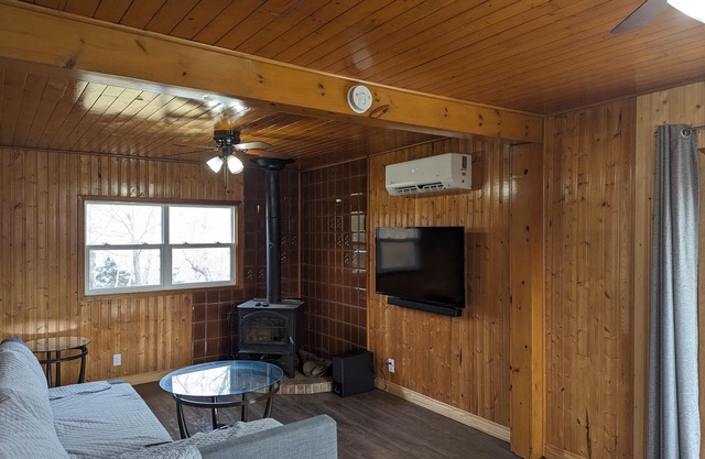 2-Bedroom Cottage On Lake Ainlsie Private Beach, Enjoy Fishing & Swimming.