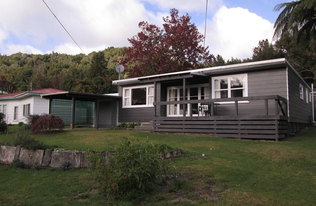 2 bedroom Cottage , Rotoma. Beautiful Kiwi cottage next to lake Rotoma