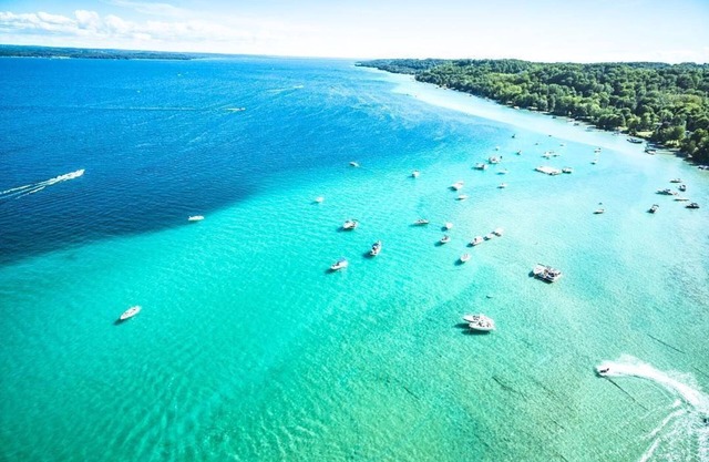 2-bedroom cottage sleeps 5 just a short walk to Torch Lake
