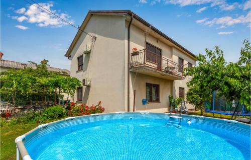 2 Bedroom Cozy Apartment In Drazice