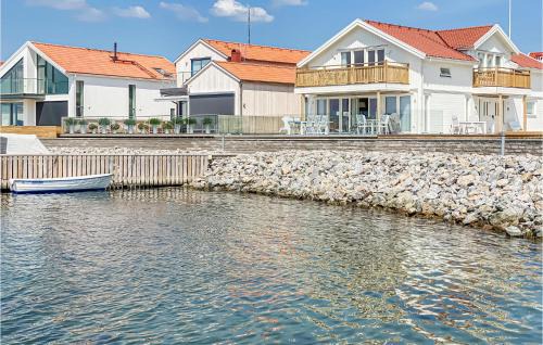2 Bedroom Cozy Apartment In Rönnäng