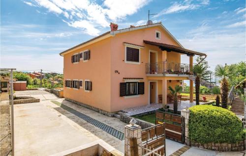 2 Bedroom Cozy Apartment In Rubesi