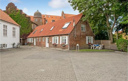 2 Bedroom Cozy Home In Tønder