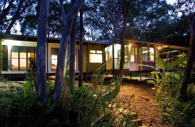 2 Bedroom Deluxe Lakehouse - Lakefront Retreat minutes from Noosa